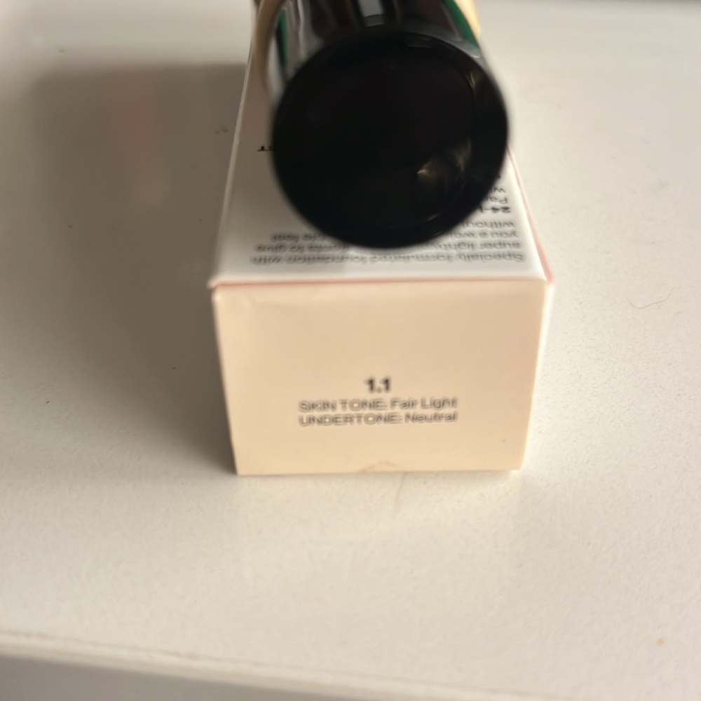 New Smashbox Studio Skin Full Coverage  1.1  Fair Light w/ Neutral Undertone - Picture 2 of 3